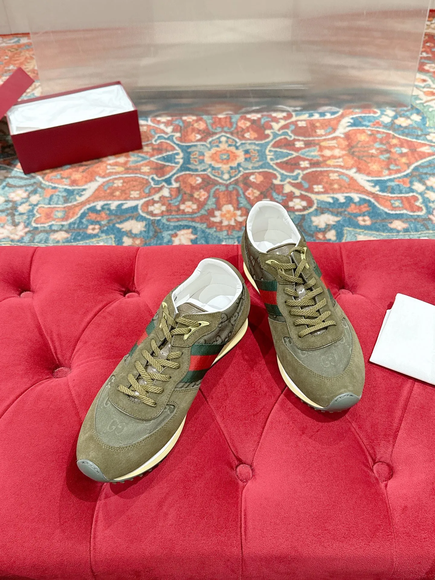 p700🐮🐮 GUCCI 2025 latest spring and summer catwalk style sports shoes Forrest Gump shoes 25 super popular show items with high appearance rate and many celebrities and Internet celebrities. The classic shoe design uses innovative stitching technology to create a water-like flowing texture. Super comfortable on the feet. Leather splicing and breathable logo fabric with classic green and red webbing embellishment. All show the brand tone (buttons are removable) original molded combination outsole ▪️Size: Male 39-44 (Male 45, customized, non-returnable)